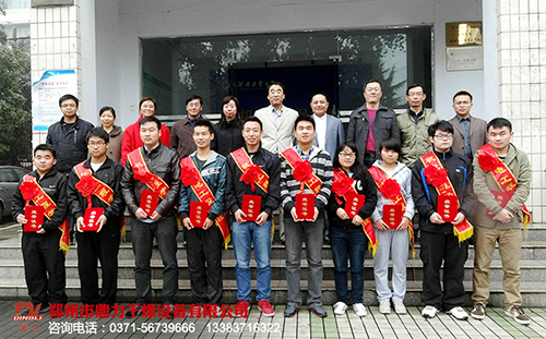 �������F